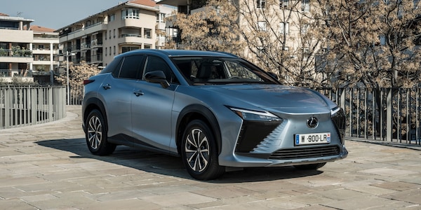 Lexus RZ, l'elettrica a trazione a anteriore guadagna autonomia
