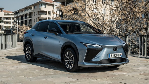 Lexus RZ, l'elettrica a trazione a anteriore guadagna autonomia