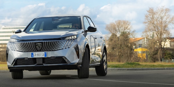Nuova Peugeot E-3008, il test del Centro Prove