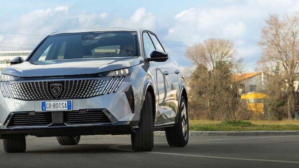 Nuova Peugeot E-3008, il test del Centro Prove