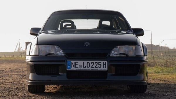 All'asta un'Opel Omega semi nuova: si tratta di un'auto rarissima