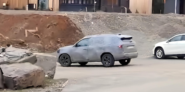 Nuova Dacia Bigster, la Duster XXL "pizzicata" in video