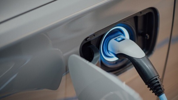 Mercato auto, elettriche e plug-in frenano in attesa degli incentivi