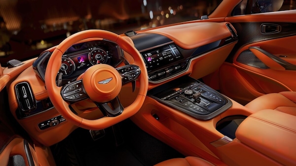 Aston Martin DBX 707, interni finalmente hi-tech