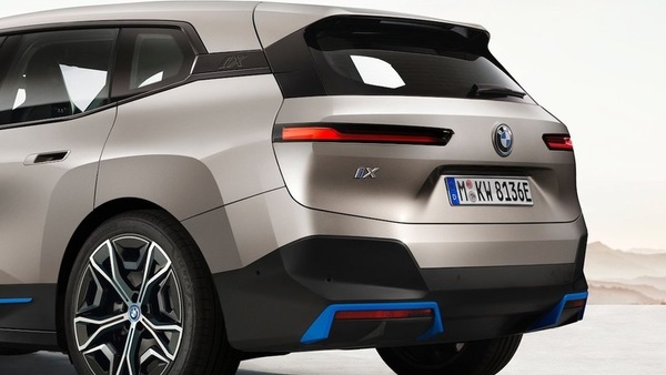 BMW iX 2025, con il restyling arriva un extra di potenza e autonomia