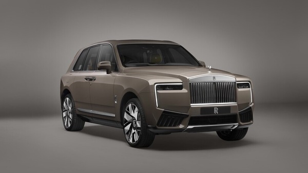 Rolls Royce Cullinan Series II rinnova lo stile e si fa hi-tech