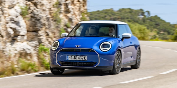 Mini Cooper SE elettrica, su strada diverte anche in versione alla spina