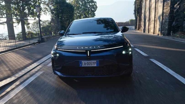 Nuova Lancia Ypsilon, su strada è brillante sia elettrica sia ibrida