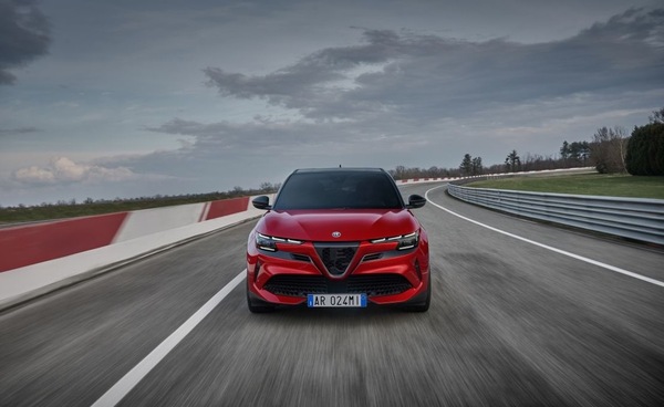 Alfa Romeo Junior Veloce, sviluppo ultimato: la sportiva elettrica è pronta