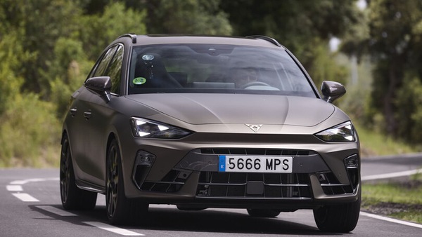 Nuova Cupra Leon, primo contatto con la potenza da record