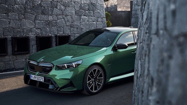 Nuova BMW M5, il V8 sposa l'ibrido: tanti cavalli (e peso) in più