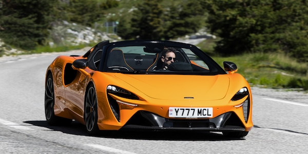 McLaren Artura Spider, più potente e leggera per battere la Ferrari