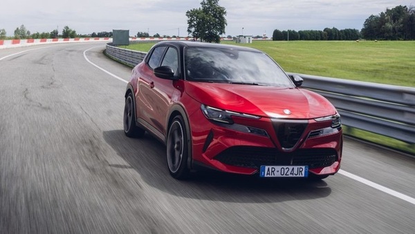 Alfa Romeo Junior Veloce, la prova in pista dell'elettrica da 280 cavalli