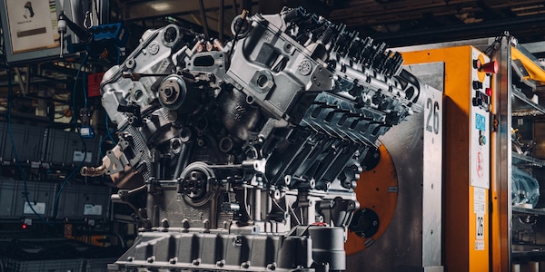Bentley, prodotto l'ultimo W12 a Crewe, la fine di un mito