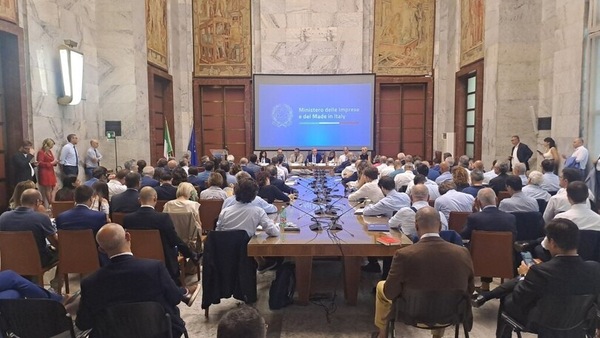 Il ministro Urso rinnova gli incentivi: "Saranno solo per auto dai componenti europei"