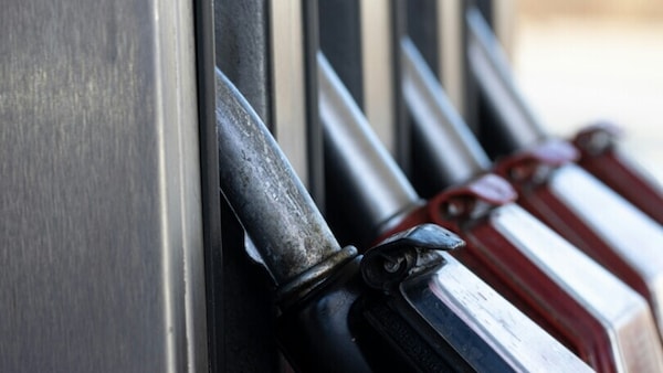 Caro carburanti, i nuovi prezzi: la benzina diminuisce, tranne in autostrada