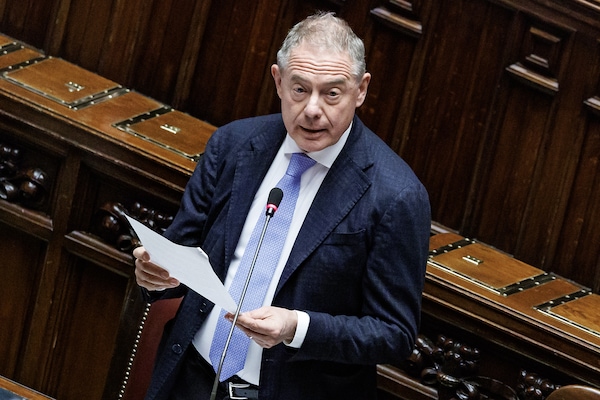 Crisi dell'auto, Urso: stop alle multe e revisione del Green Deal