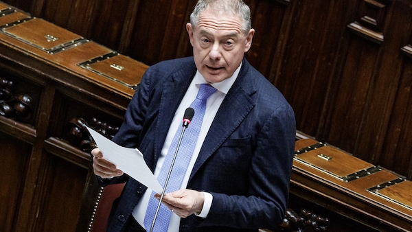 Crisi dell'auto, Urso: stop alle multe e revisione del Green Deal