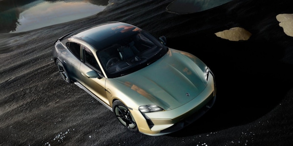 Taycan Turbo S Celestial Jade, una Porsche specialissima