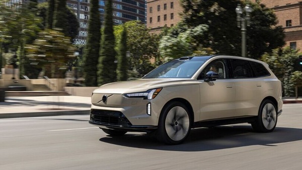 Volvo EX90, il test del Suv super tecnologico