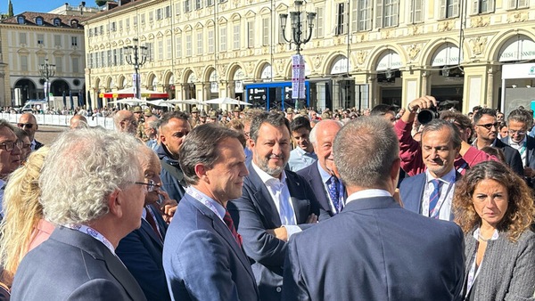 Salone dell'Auto di Torino, Salvini: "Mettere fuorilegge l'endotermico è suicidio"