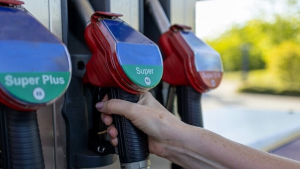 Carburanti: continuano a scendere i prezzi medi