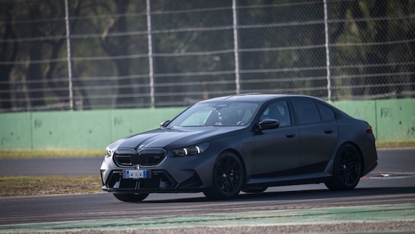 BMW M5, il test in pista a Monza con la nuova super berlina
