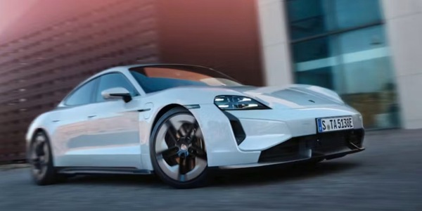 Male le elettriche, Porsche continua a puntare sui motori a benzina