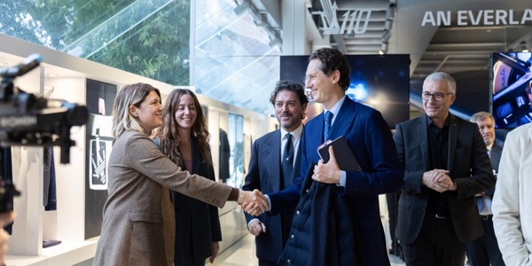 Elkann visita Maserati: "Necessario rimanere uniti"