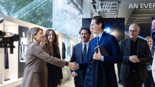 Elkann visita Maserati: "Necessario rimanere uniti"