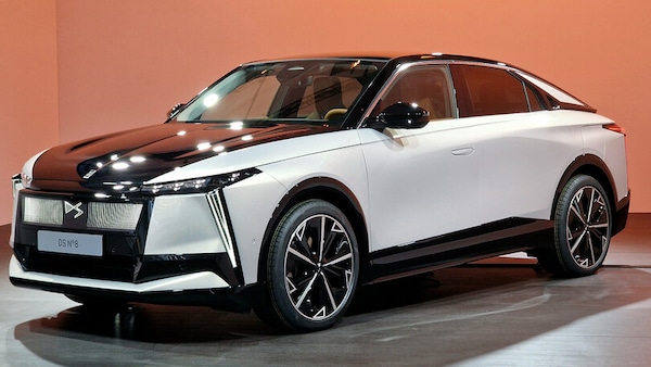DS N°8, svelata l'elettrica da 750 km di autonomia