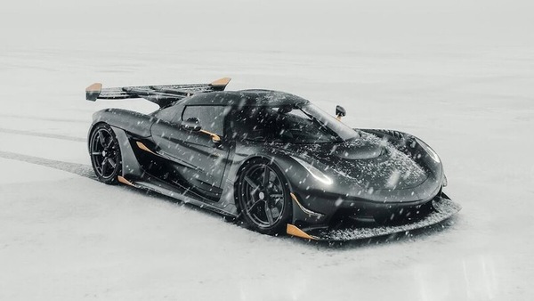 Koenigsegg Jesko, sulle pelli di carbonio splende vero oro