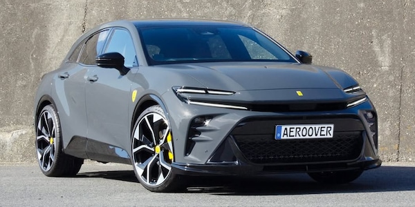 Questa Toyota Corolla Crown Sport è una "vera" Ferrari Purosangue