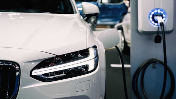 Auto elettriche, l'inchiesta di Auto sulla ricarica: quanto conviene?