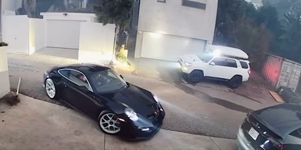 Los Angeles, abbandona la Tesla per salvare la Porsche dall'incendio