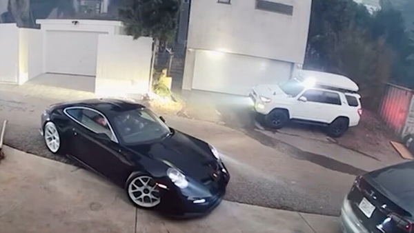 Los Angeles, abbandona la Tesla per salvare la Porsche dall'incendio