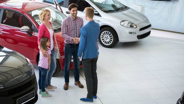 Quale auto nuova acquistare? Gli italiani preferiscono termiche e ibride