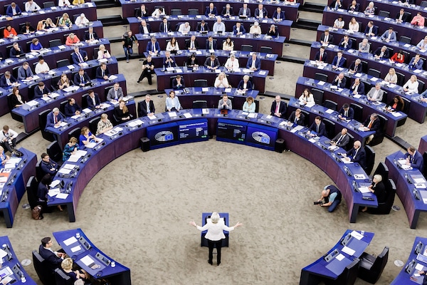 UE e Cina ci riprovano: i dazi sulle elettriche sostituiti da un prezzo minimo?