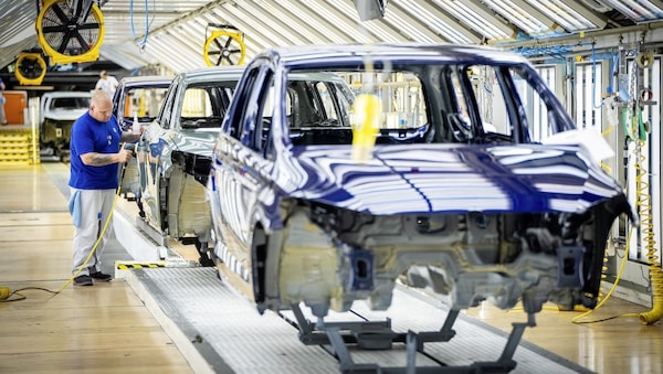 Trump annuncia dazi al 25% sulle auto europee, inizia il dialogo