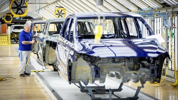 Trump annuncia dazi al 25% sulle auto europee, inizia il dialogo