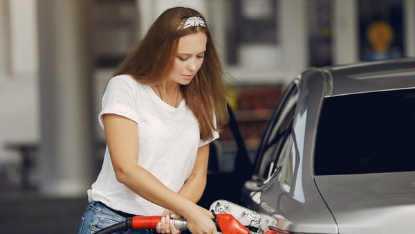 Benzina in ribasso, si risparmia sul pieno: come cambiano i prezzi