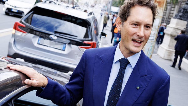Elkann, gli impegni Stellantis in Italia e il futuro: "Produzione legata alla crescita del mercato"