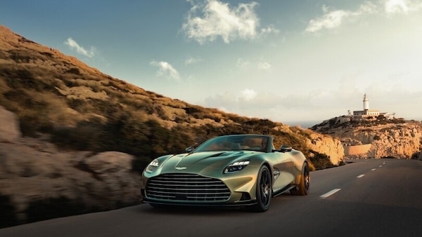 Nuova Aston Martin Vanquish Volante, bel dilemma: lei o la Coupé?