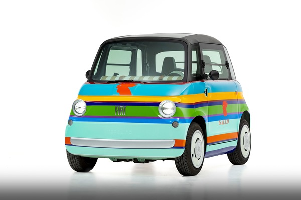 Una Fiat Topolino con le calze alla Design Week di Milano