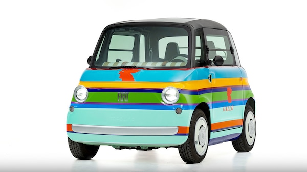 Una Fiat Topolino con le calze alla Design Week di Milano