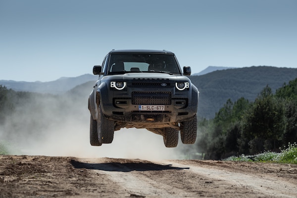 Land Rover Defender OCTA, com'è fatto e come va il super fuoristrada da 635 cv
