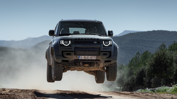 Land Rover Defender OCTA, com'è fatto e come va il super fuoristrada da 635 cv