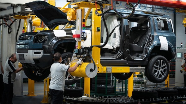 Dazi USA sull'auto, Jaguar Land Rover ferma per un mese le esportazioni