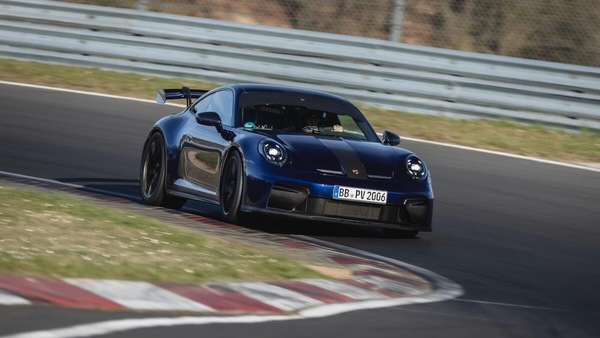 Giro da manuale al Nurburgring: Porsche 911 GT3 è la più veloce