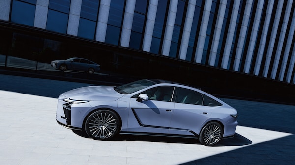 Nuova Lexus ES ibrida ed elettrica, a Shanghai svela un volto inedito